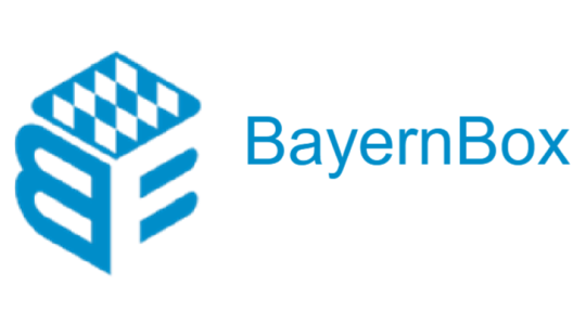 drei Seiten eines Würfels, oben bayerische Rauten, links und rechts ein B; daneben steht BayernBox